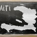 Schultafel mit Schriftzug und Karte Haiti
