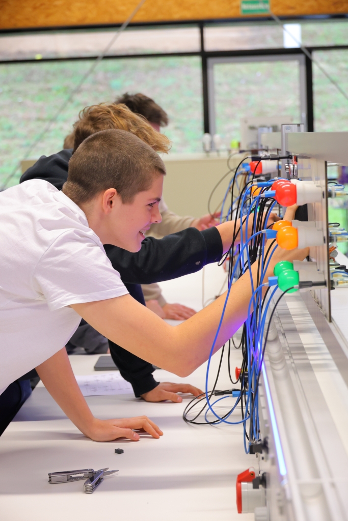 Schüler im Elektronik-Labor