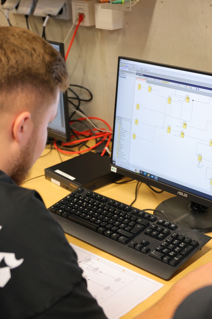 Schüler arbeitet am Computer mit einer Simulationssoftware
