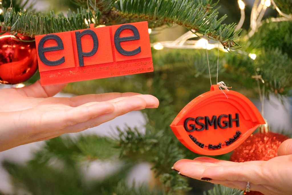 Logos der beiden Schulen als Weihnachtsbaumschmuck