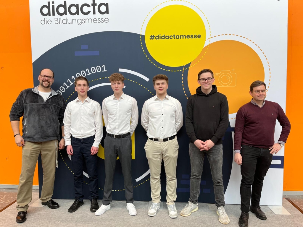Schüler und Fachlehrer auf der DIDACTA