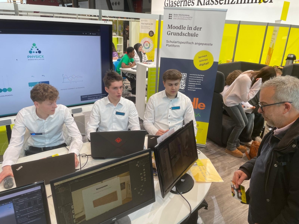 Schüler im Gespräch mit Besuchern der DIDACTA