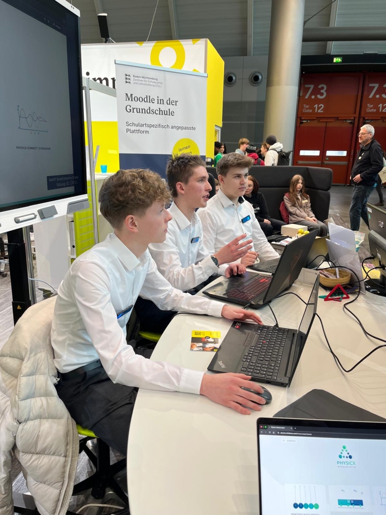 Schüler im Gespräch mit Besuchern der DIDACTA