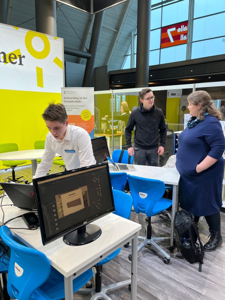 Schüler im Gespräch mit Besuchern der DIDACTA
