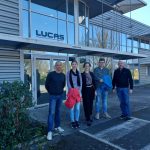 Die Lehrkräfte vor der Betriebsbesichtigung Lucas