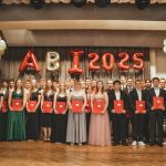 Der Abiturjahrgang 2025 mit Schulleiter Peter Wöhrle und Abteilungsleiter Holger Nique