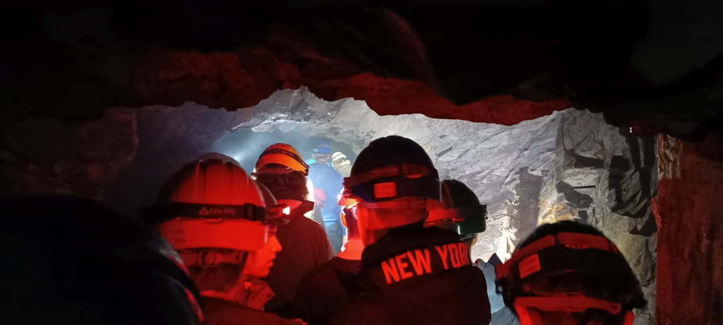 Führung im Schiefer Bergwerkes von Odry