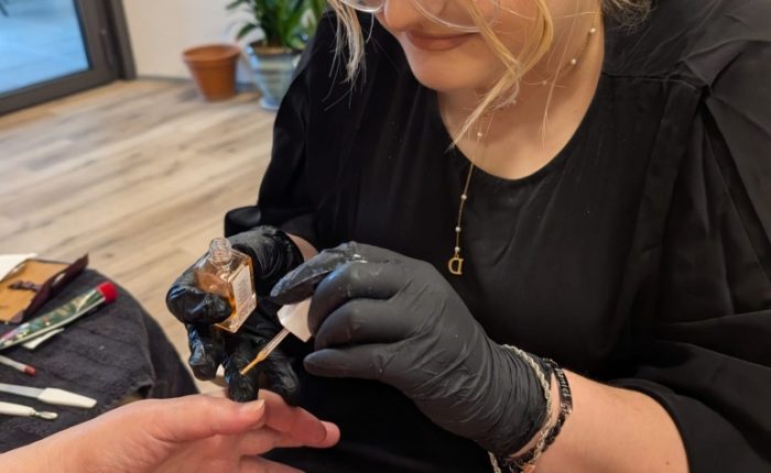 Auftragen der Nagelhautpflege