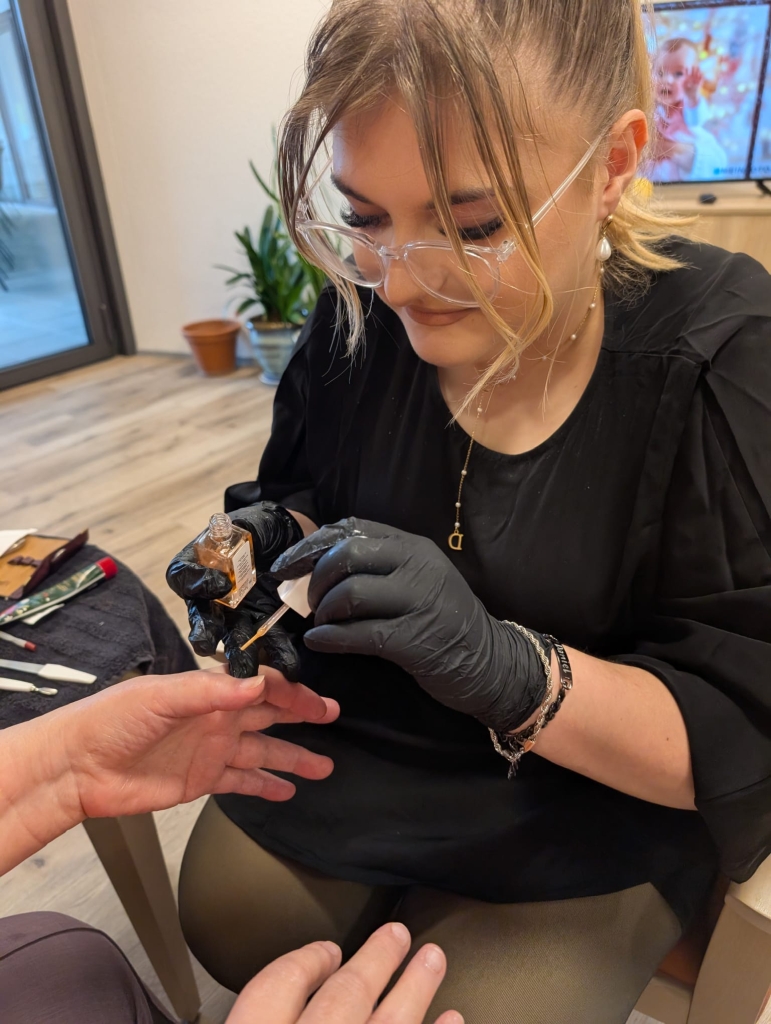 Auftragen der Nagelhautpflege