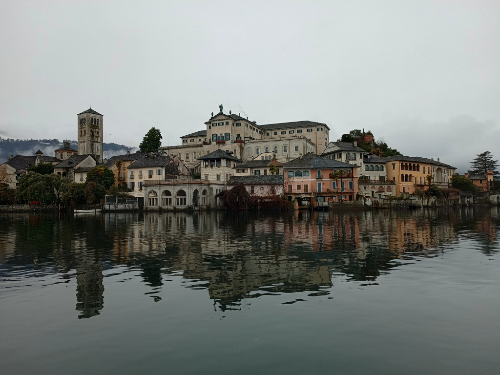Isola San Giulio ist eine Insel im Ortasee