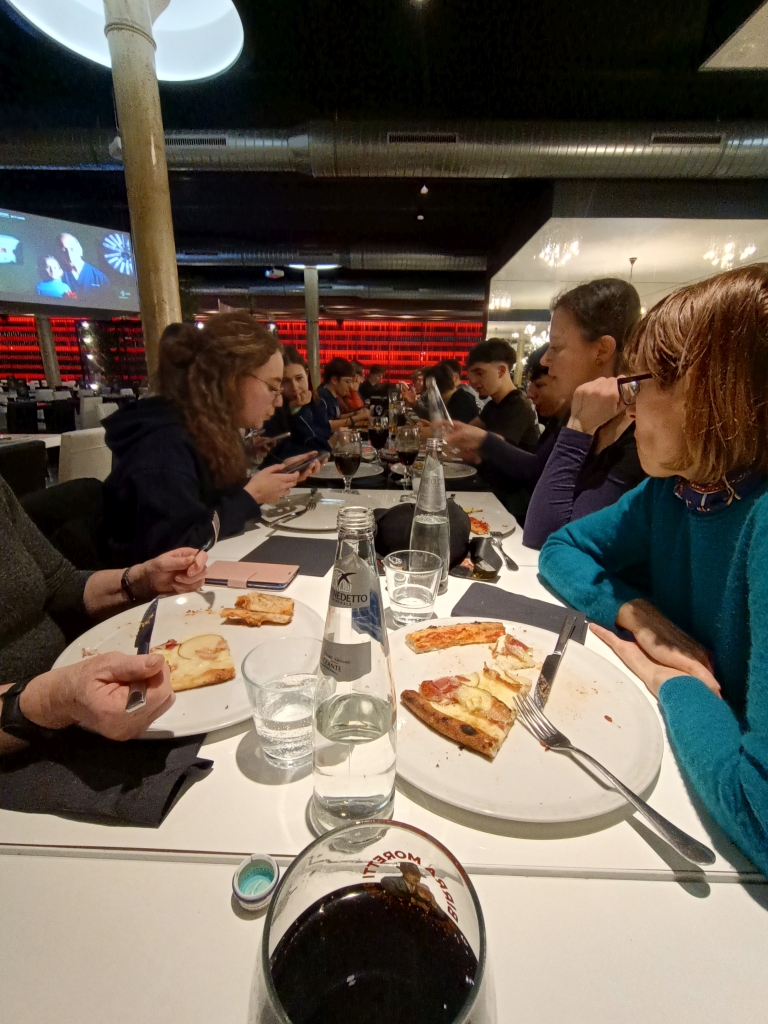 gemeinsames Pizza essen in Novara