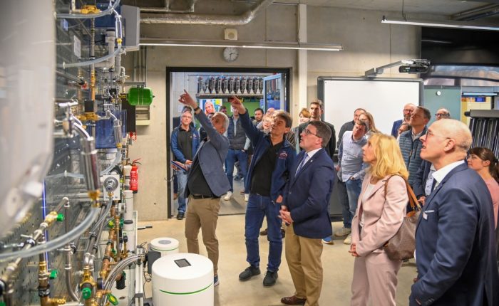 Infos aus erster Hand: Landrat Christoph Schauder (Bildmitte) informierte sich vor Ort zu den neuen technischen Anlagen im Bereich Sanitär-, Heizungs- und Klimatechnik (SHK), die in der Gewerblichen Schule in Bad Mergentheim zum Einsatz kommen.