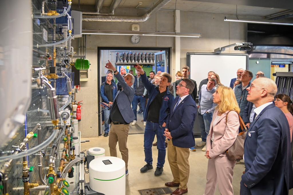 Infos aus erster Hand: Landrat Christoph Schauder (Bildmitte) informierte sich vor Ort zu den neuen technischen Anlagen im Bereich Sanitär-, Heizungs- und Klimatechnik (SHK), die in der Gewerblichen Schule in Bad Mergentheim zum Einsatz kommen.