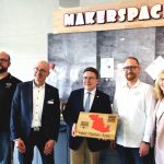 Freude über den Makerspace der Gewerblichen Schule Bad Mergentheim als neuer innovativer Lernort für Schüler und Fachkräfte (v.r.): Ursula Mühleck, Dezernentin für Kreisentwicklung und Bildung des Landratsamtes Main-Tauber-Kreis, Projektmitarbeiter Benjamin Trefs, Landrat Christoph Schauder, Schulleiter Peter Wöhrle und Projektmitarbeiter Michael Schurk.