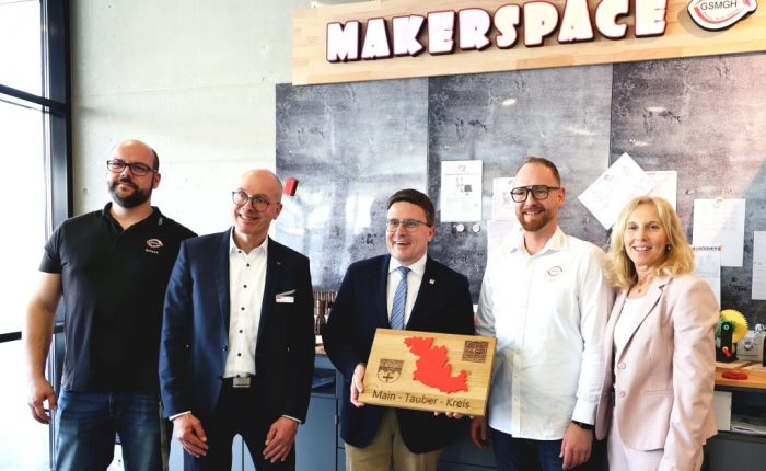 Freude über den Makerspace der Gewerblichen Schule Bad Mergentheim als neuer innovativer Lernort für Schüler und Fachkräfte (v.r.): Ursula Mühleck, Dezernentin für Kreisentwicklung und Bildung des Landratsamtes Main-Tauber-Kreis, Projektmitarbeiter Benjamin Trefs, Landrat Christoph Schauder, Schulleiter Peter Wöhrle und Projektmitarbeiter Michael Schurk.