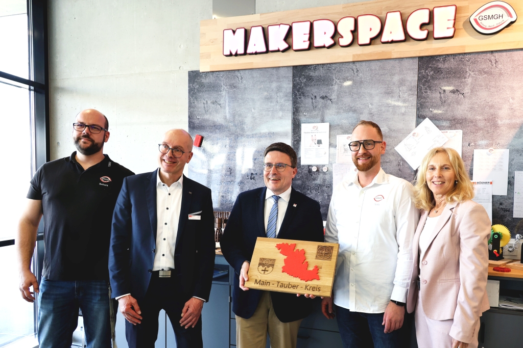 Freude über den Makerspace der Gewerblichen Schule Bad Mergentheim als neuer innovativer Lernort für Schüler und Fachkräfte (v.r.): Ursula Mühleck, Dezernentin für Kreisentwicklung und Bildung des Landratsamtes Main-Tauber-Kreis, Projektmitarbeiter Benjamin Trefs, Landrat Christoph Schauder, Schulleiter Peter Wöhrle und Projektmitarbeiter Michael Schurk.