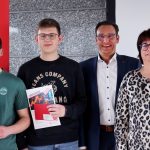 Schüler der GSMGH und Vertreter der Sparkasse Tauberfranken bei der Preisverleihung des Planspiels Börse