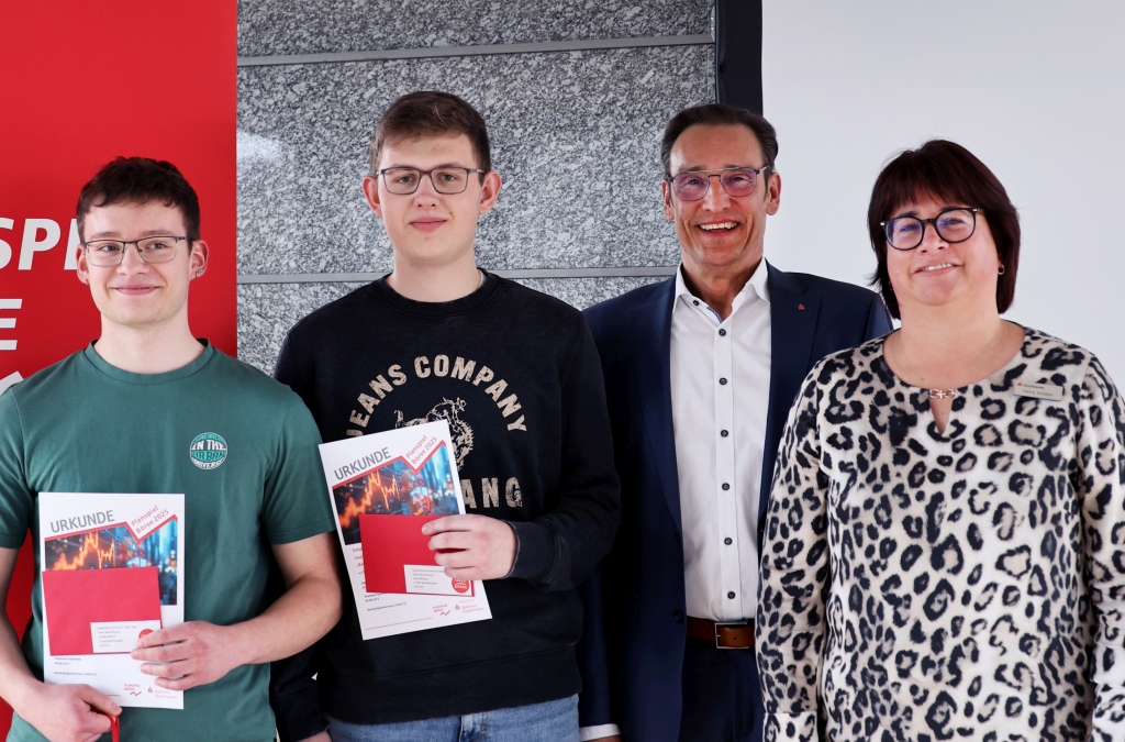 Schüler der GSMGH und Vertreter der Sparkasse Tauberfranken bei der Preisverleihung des Planspiels Börse