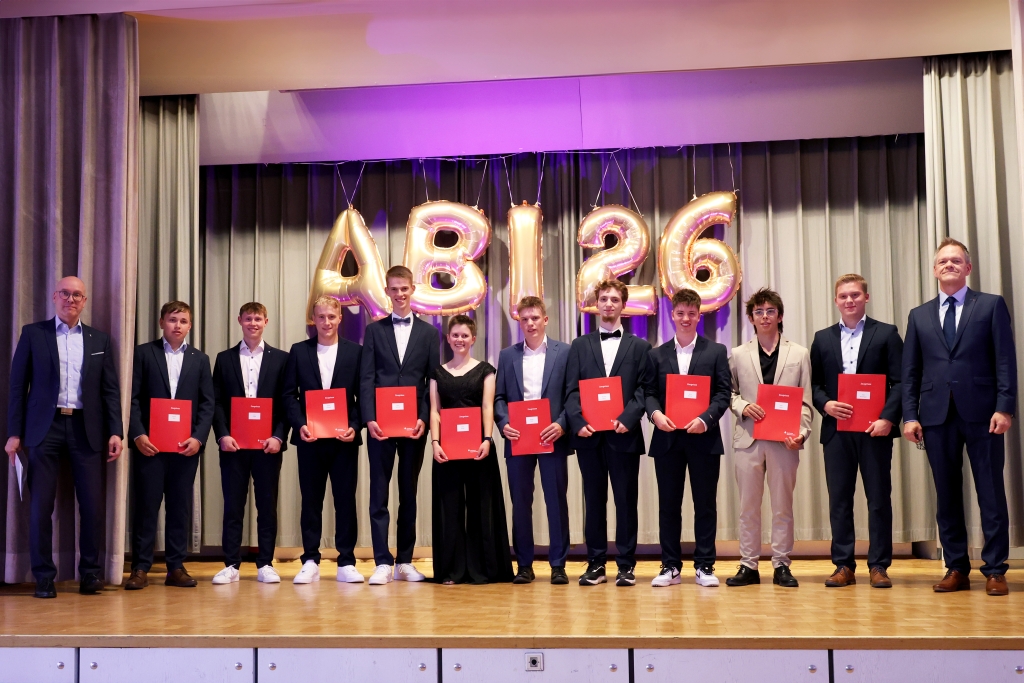 Die Abschlussklasse TG13 mit Schulleiter Peter Wöhrle und Abteilungsleiter Holger Nique