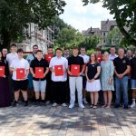 Abschlussklasse 2BFM2 mit Abteilungsleiter Philipp Pütz, Klassenlehrerin Nadine Broens sowie Fachlehrkräften