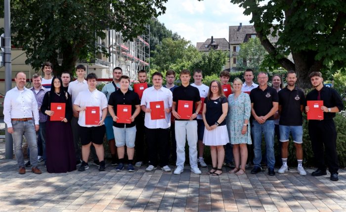 Abschlussklasse 2BFM2 mit Abteilungsleiter Philipp Pütz, Klassenlehrerin Nadine Broens sowie Fachlehrkräften