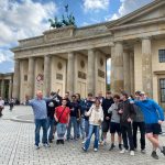 Die Klasse TG11 und ITG11 vor dem Brandenburger Tor mit den begleitenden Lehrerkräften