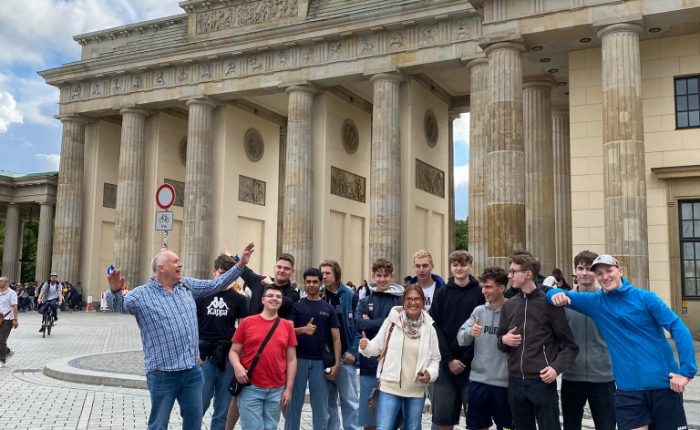Die Klasse TG11 und ITG11 vor dem Brandenburger Tor mit den begleitenden Lehrerkräften