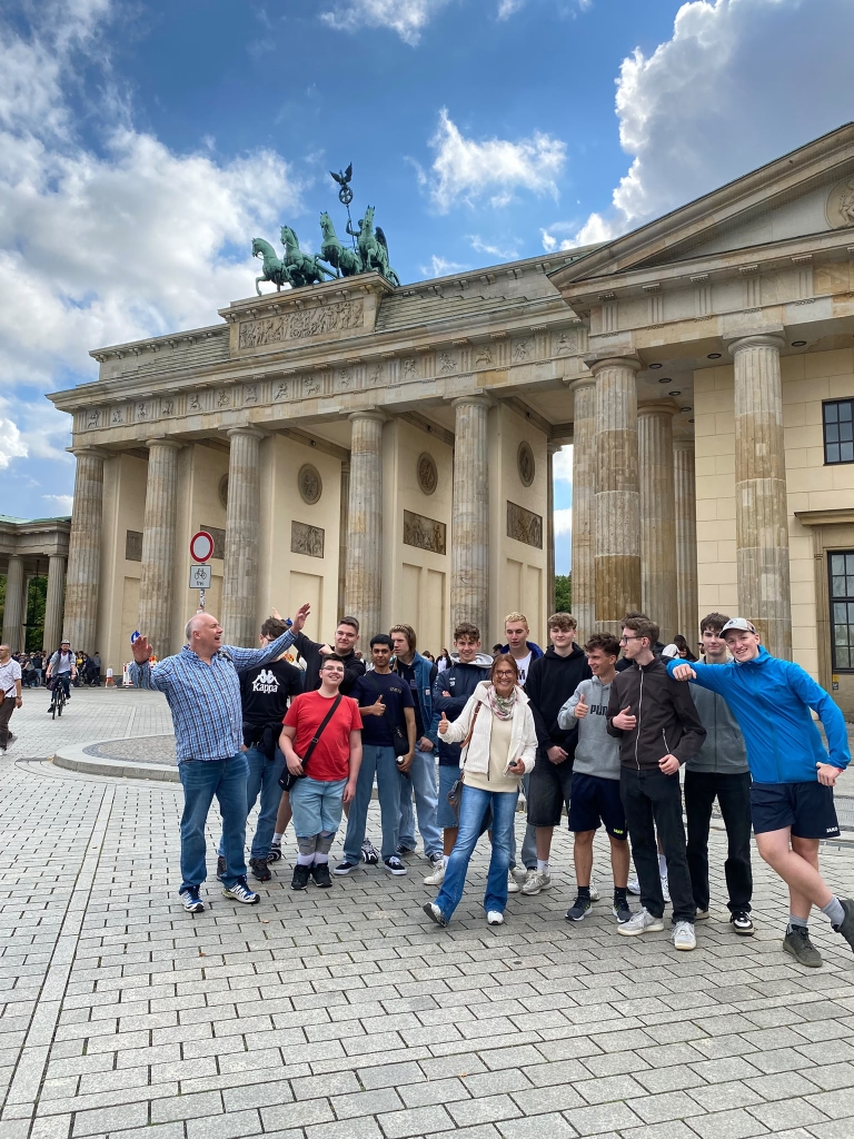 Die Klasse TG11 und ITG11 vor dem Brandenburger Tor mit den begleitenden Lehrerkräften